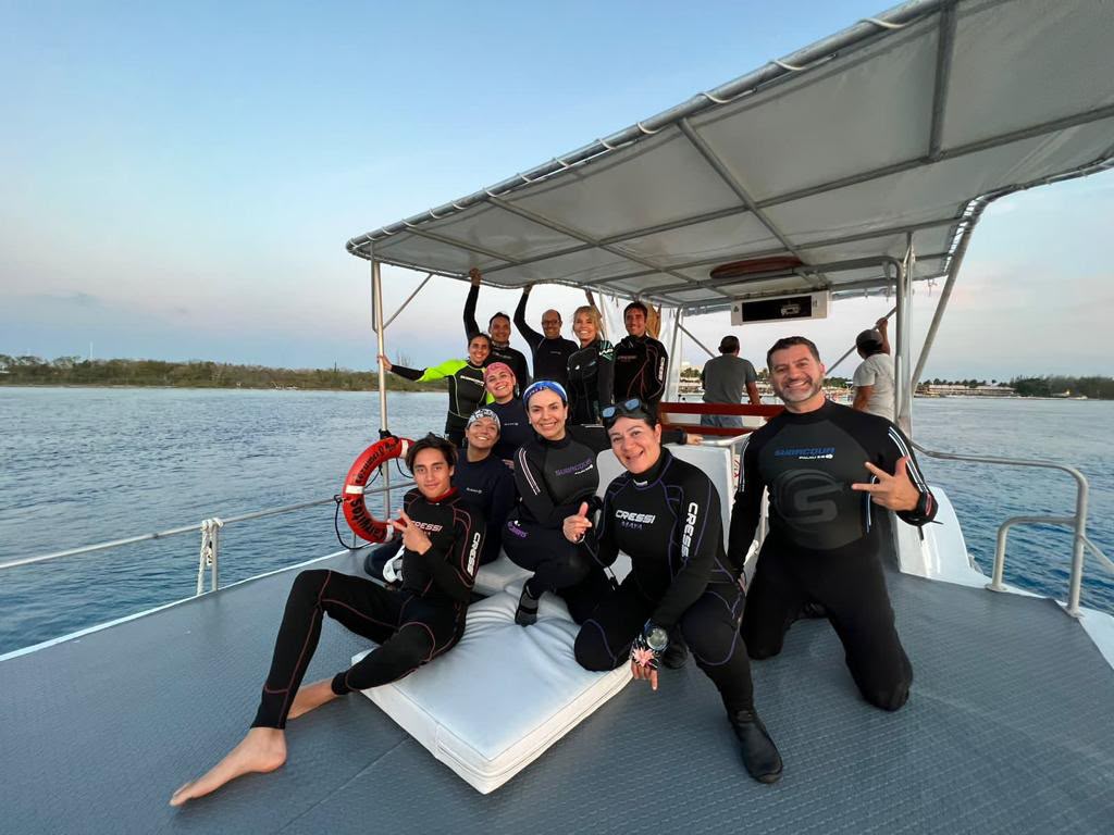 La comunidad de IM Diving reunida en una embarcación