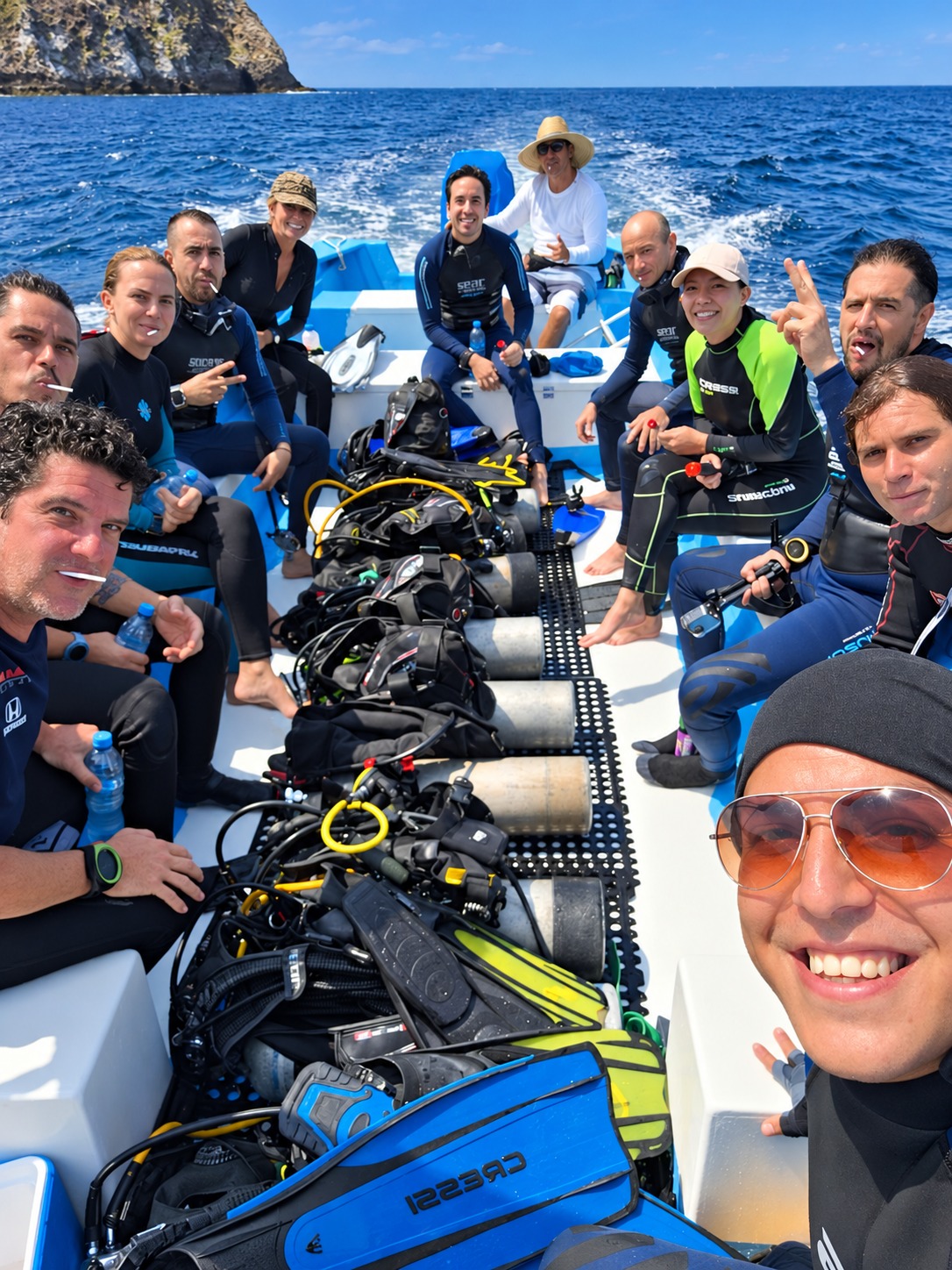 Grupo de buceo con equipo a bordo
