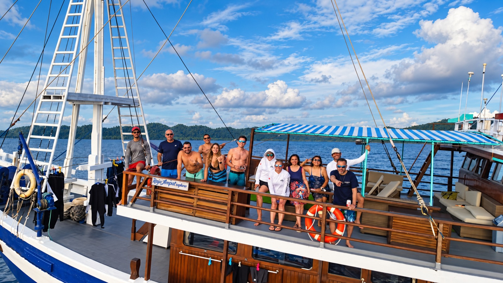 Grupo de IM Diving en un barco de vela
